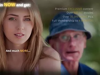 Oudere kerel krijgt een pijpbeurt en neukt een studente porn movie amateur