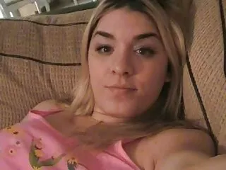 Stoute MILF wordt in beide gaten gespeeld en amateur mom porno geneukt